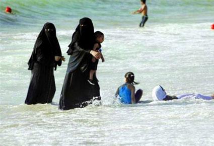 هل يصبح للسعوديات شواطئهن الخاصة؟